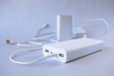 Güç bankası, dış batarya ve USB kablosu, cihazları şarj etmek için evrensel mobil pil