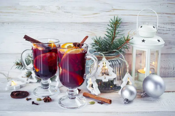 Glühwein Mit Gewürzen Und Weihnachtsdekoration Auf Einem Holztisch — Stockfoto