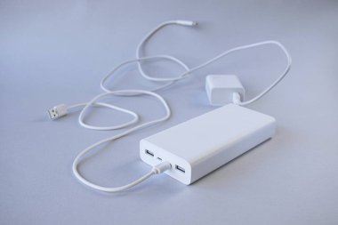 Güç bankası, dış batarya ve USB kablosu, cihazları şarj etmek için evrensel mobil pil