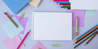 Okula, kağıda, not defterine, kitaplara, kağıda ve renkli kalemlere geri dön. Öğrenci masasının üstünde, üst görünümde, düz alanda, kopyala.