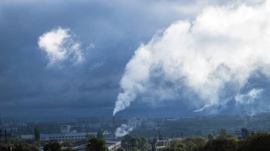 Endüstriyel bir şehrin arka planında bacadan çıkan duman, kötü ekoloji kavramı.