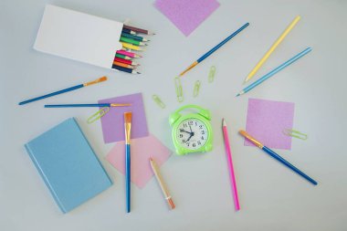 Renkli kalemler ve pastel renklerde yazı kağıtları, düz yatış, okul konseptine geri dönüş, kırtasiye