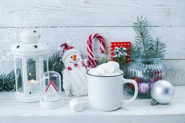 Sıcak çikolatalı Noel sahnesi, marşmelovlu, hediyeli ve tatil dekorlu..