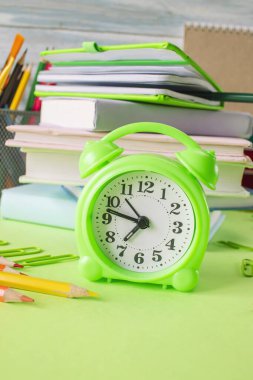 Alarm saati, okul gereçleri ve pastel renklerde yaratıcı öğrenme materyalleri, okula dönüş..