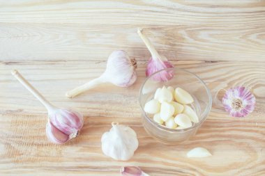 Sarımsak ve ahşap kaplama sarımsak. Organik çiftlik sarımsağı. Sağlıklı gıda konsepti.