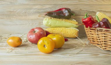 Tahta bir arka planda sepetteki taze sebzeler. Sağlıklı yiyecekler. Öğle yemeği için taze çiftlik sebzelerinden yemek pişiriyorum..