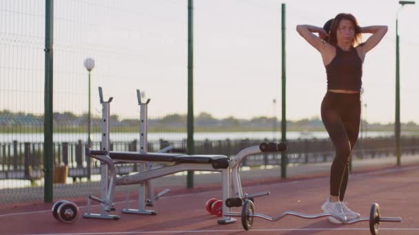 Active Woman Sportswear Pumps Arm Shoulder Muscles Lifting Heavy Weight — Vídeo de Stock