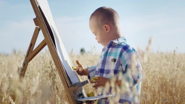 Child Syndrome Learns Paint Fingers Canvas Easel Standing Field Golden — Vídeo de Stock