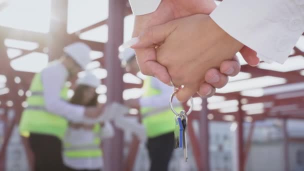 Young Couple Holds Hands Key New Apartment Successful Deal Construction — Vídeo de stock