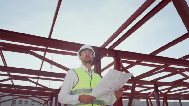 Professional Civil Engineer Hardhat Holds Paper Drawing Inspecting Area Young — Stockvideo