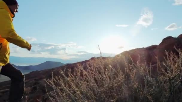 Joven Excursionista Salta Corre Cima Zona Montaña Atardecer Vista Trasera — Vídeo de stock