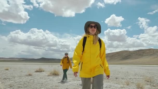 Genç Yürüyüşçüler Birlikte Ilerleyip Kumsal Yabanı Boyunca Yaklaşırlar Turist Güzergahı — Stok video