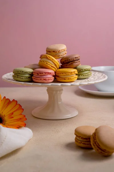 Makronen Bunte Kekse Macarons Französisch Süßes Dessert Draufsicht Rosa Hintergrund — Stockfoto