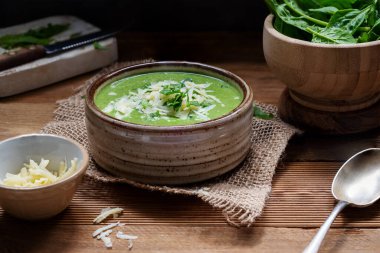 Yeşil kremalı ıspanak çorbası, köy yemekleri, lezzetli vejetaryen yemekleri.