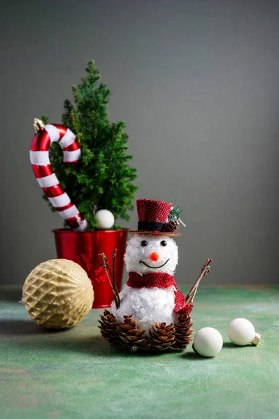 Weihnachtsschmuck Schneemann Zuckerwatte Christbaum Und Christbaumkugeln Abstrakter Winter Saisonaler Hintergrund — Stockfoto