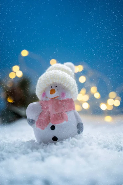 Natal Ornamento Boneco Neve Neve Bokeh Luzes Inverno Abstrato Fundo — Fotografia de Stock