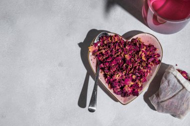 Bitki çayı, sigara alternatifi, sağlık hizmetleri ve güzellik için kurumuş gül yaprakları. Üst manzara, güneş ışığı