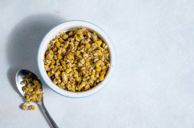 Parlak arkaplanda papatya çiçeği çayı, bitkisel bitkiler. Metin için alanı kopyala