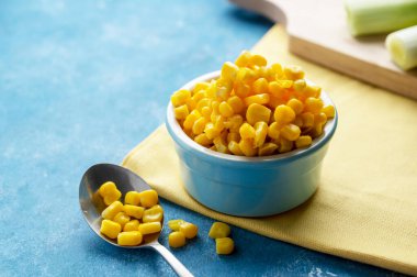 Mavi arka planda bir kase mısır. Boşluğu kopyala.