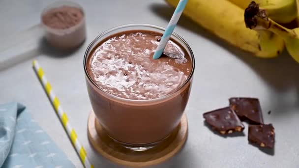 Белковый Шоколадный Коктейль Бананом Белковым Порошком Какао Здоровый Фитнес Напиток — стоковое видео