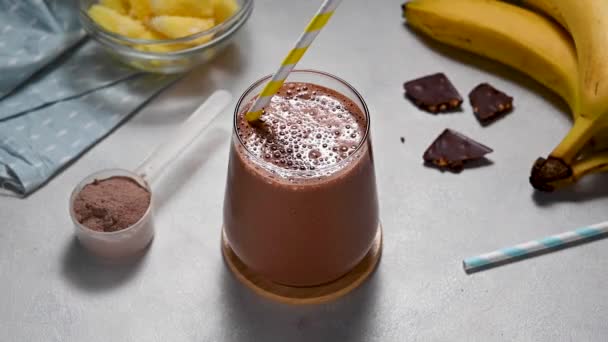 タンパク質チョコレートはバナナ タンパク質粉末 ココアで振る 健康的なフィットネスドリンク 高品質のフルHd映像 — ストック動画