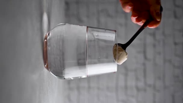 Προσθέτοντας Κολλαγόνο Σκόνη Πρωτεΐνης Ένα Ποτήρι Νερό Ευεξία Ιατρική Φροντίδα — Αρχείο Βίντεο