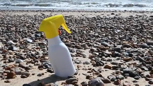 ビーチでのサンクリームボトル 太陽保護クリーム 紫外線 高品質のフルHd映像 — ストック動画