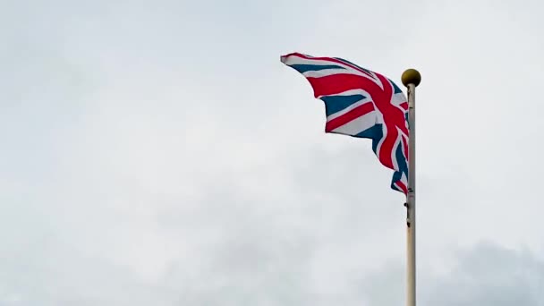 Σημαία Του Ηνωμένου Βασιλείου Κυματίζει Βροχερό Ουρανό Αντίγραφο Χώρου Υψηλής — Αρχείο Βίντεο