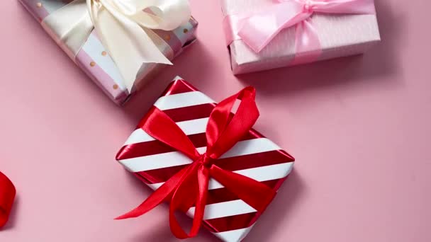 サテン弓 誕生日 母の日またはバレンタインデーの背景を持つギフトボックス — ストック動画