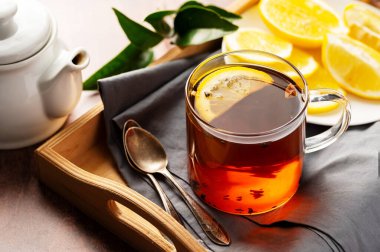 Siyah çay ve limon dilimi. Çay saati, ahşap arka plan.