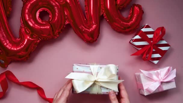 День Святого Валентина Упаковка Подарочные Коробки Раздетая Бумага Атласные Банты — стоковое видео