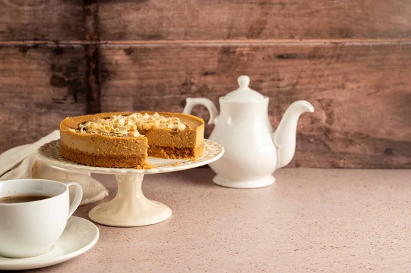 Doğum günü pastası yanan mumlar, rustik ahşap zemin, kopyalama alanı