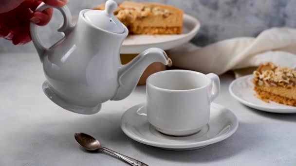 Pouring Hot Tea White Ceramic Cup Served Caramel Cheesecake High — Vídeo de Stock
