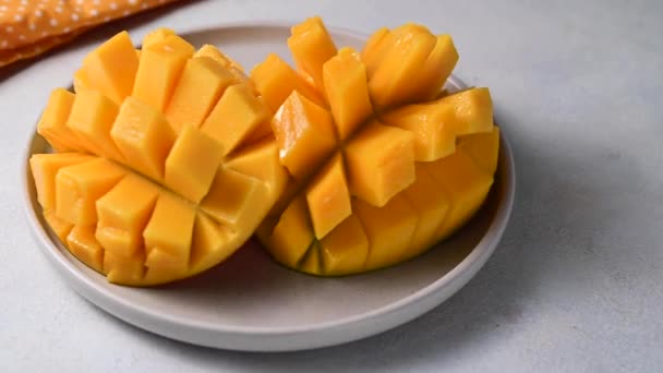 Fresh Mango Fruit Halves Plate Exotic Fruits High Quality Fullhd — Stockvideo
