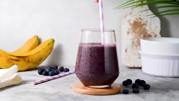 Mixing Berry Smoothie Pouring Banana Raspberry Blueberry Smoothie Glass — Stockvideo