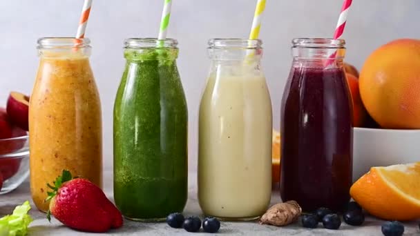 新鮮な果物や野菜のスムーズなボトルに藁 健康的なデトックスドリンク — ストック動画