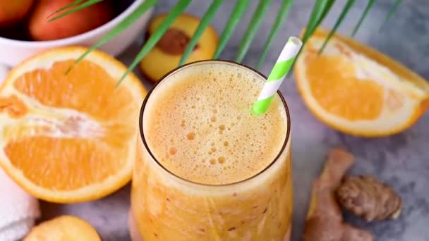 오렌지 스무디 복숭아 오렌지 혼합하여 건강에 음료를 만든다 — 비디오