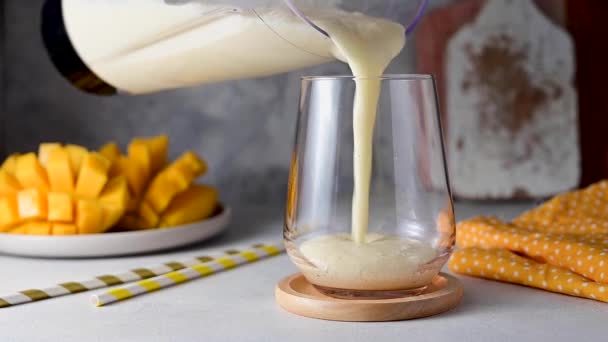 Mango Banana Smoothie Pouring Glass Healthy Eating Concept — Vídeo de stock