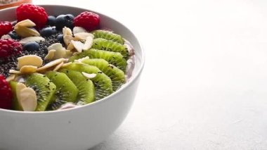 Meyveli, kivili, ahududu ve chia tohumlu nefis bir smoothie kasesi. Yüksek kaliteli FullHD görüntüler