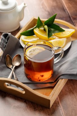 Siyah çay ve limon dilimi. Çay saati, ahşap arka plan.