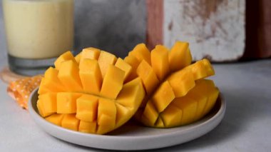 Tabakta taze mango meyveleri. Egzotik meyveler. Yüksek kaliteli FullHD görüntüler