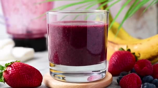 Berry Smoothie Glass Strawberry Banana Blueberry Thick Smoothie — Vídeo de Stock