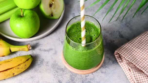 Green Smoothie Apple Banana Celery Spinach Detox Smoothie Shake Drink — Vídeos de Stock