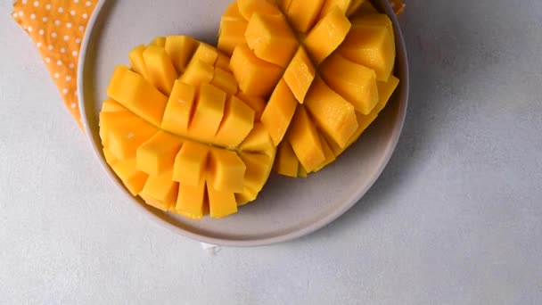 Fresh Mango Fruit Halves Plate Exotic Fruits High Quality Fullhd — Wideo stockowe