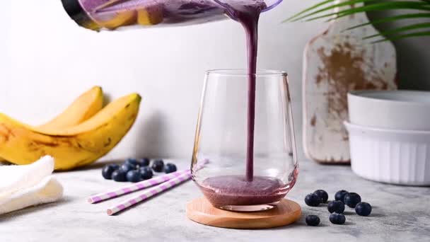 Purple Berry Smoothie Pouring Banana Raspberry Blueberry Smoothie Glass — Video Stock