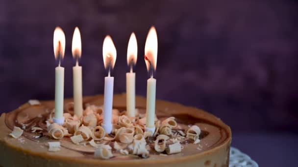 Płonące Świece Torcie Urodzinowym Ciemne Tło — Wideo stockowe