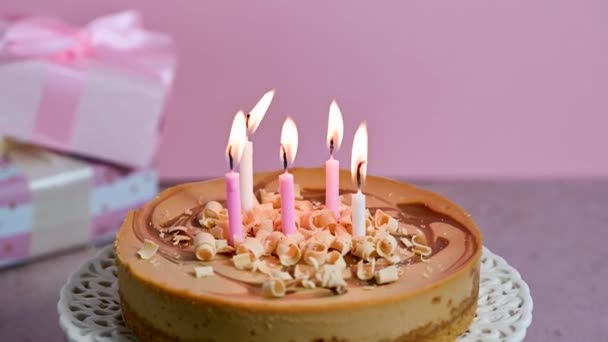 Tarta Cumpleaños Con Velas Encendidas Soporte Torta Cajas Regalo Fondo — Vídeos de Stock