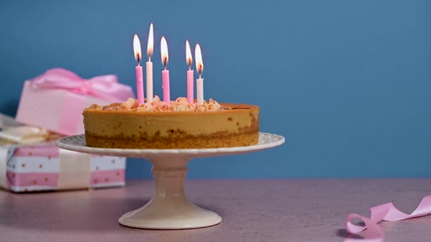 Tarta Cumpleaños Con Velas Encendidas Soporte Torta Cajas Regalo Fondo — Vídeos de Stock
