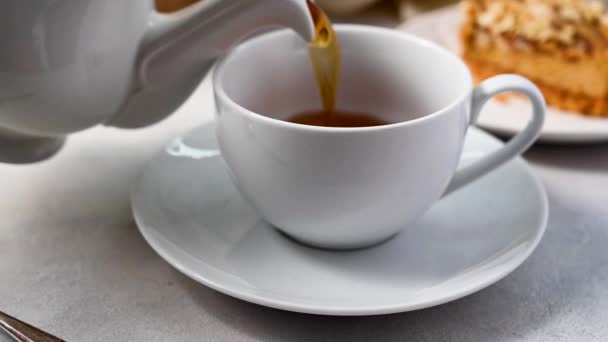 Pouring Hot Tea White Ceramic Cup Served Caramel Cheesecake High — Vídeo de Stock