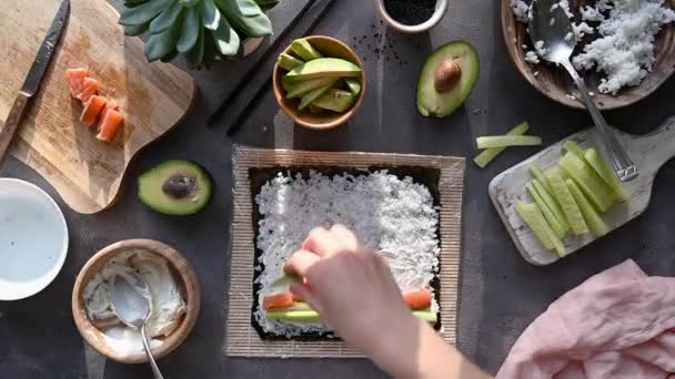 Proceso Cocción Sushi Arroz Filetes Pescado Queso Crema Aguacate Pepinos — Vídeo de stock